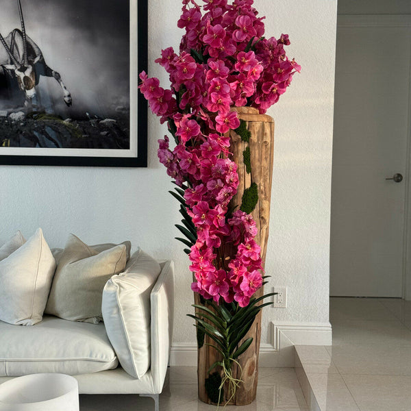 Vaso grande de teca com bordas naturais e orquídeas Vanda rosas